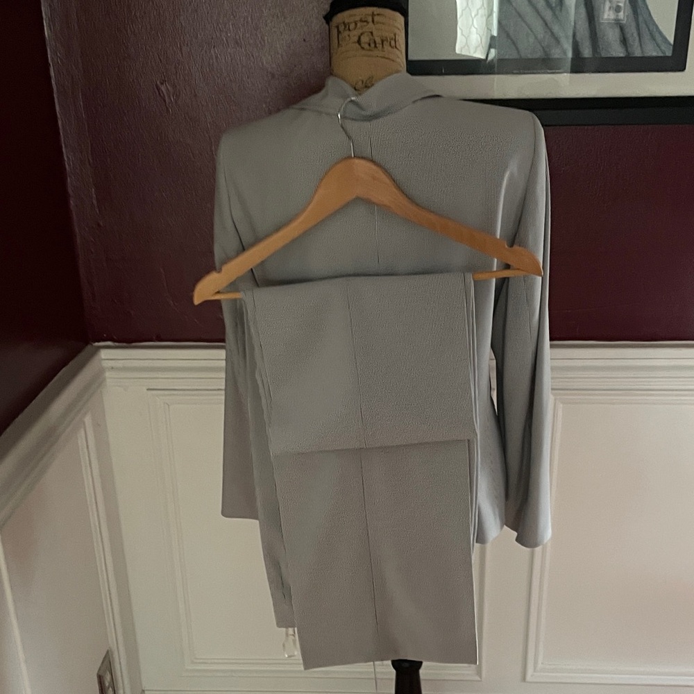 Jones Wear Sophisticated Gray pants suit